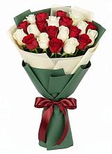 Букет Микс из красных и белых роз в Аксиньино