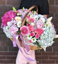 Композиция солнечный день в Аксиньино Цветочная композиция из Розы, Хризантемы, Пионы и Лизиантусы в корзине в Аксиньино