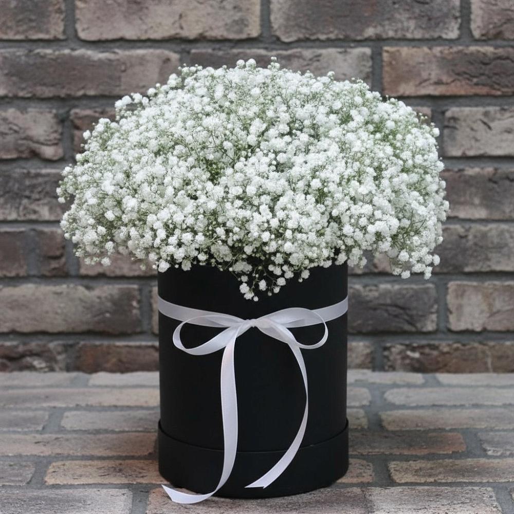 Цветочная композиция из Гипсофила в шляпной коробке в Аксиньино