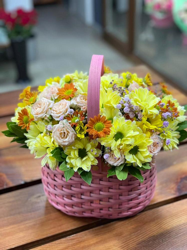 Цветочная композиция из Хризантемы и Розы в корзине в Аксиньино