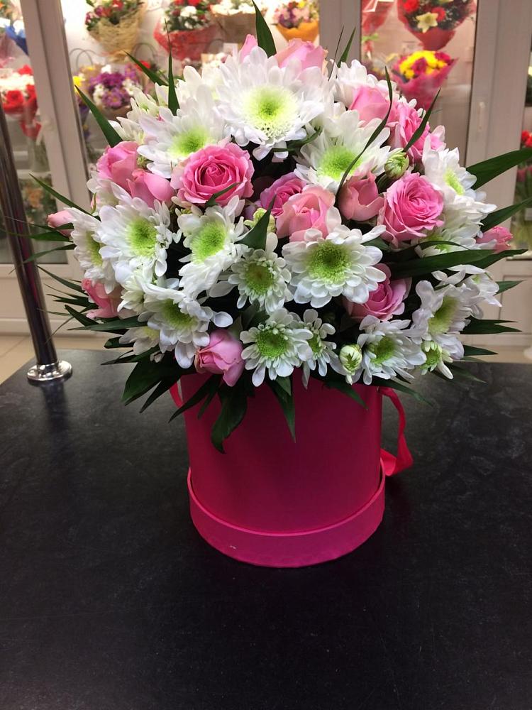 Цветочная композиция из Розы и Хризантемы в шляпной коробке в Аксиньино