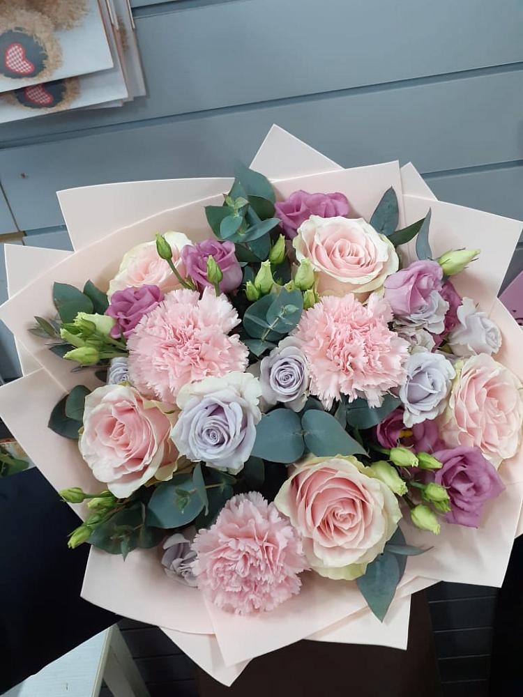 Букет цветов из: Розы, Гвоздики и Лизиантусы в Аксиньино